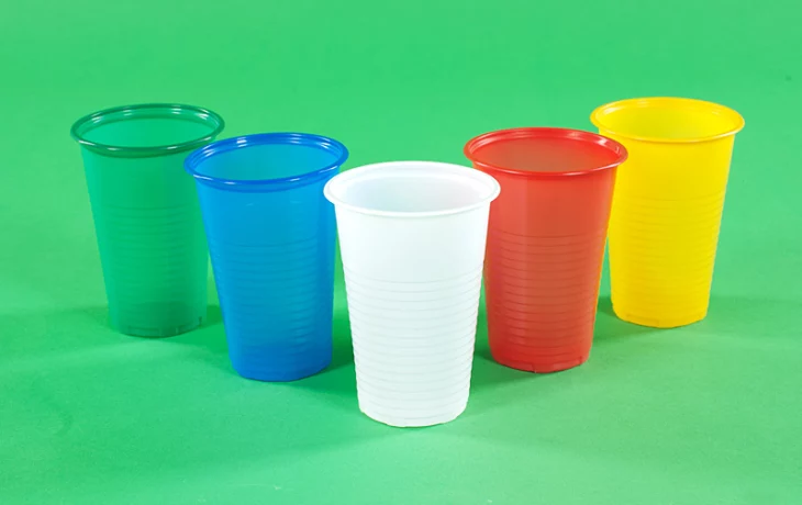 Одноразовые пластиковые стаканчики: сфера применения и свойства
