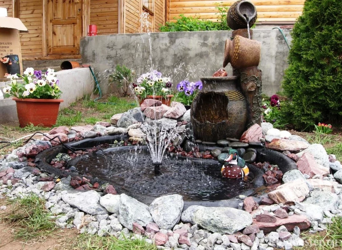 Мелодия воды на дачном участке: какие существуют виды садовых фонтанов