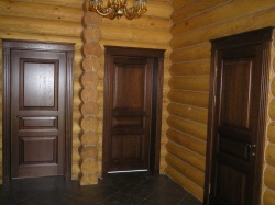 Двери из массива древесины
