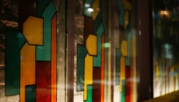 Смольный разрабатывает методику финансирования ремонта витражей в жилых домах