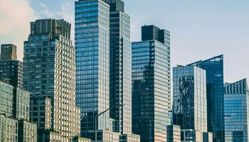 Российских застройщиков стали банкротить в два раза реже