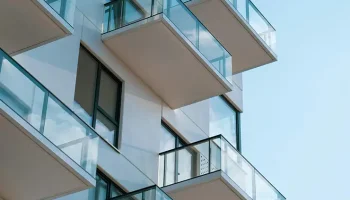 Почти половина москвичей готовы переплатить за квартиру с балконом