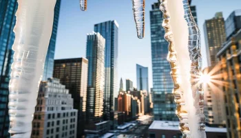 "РИА Новости": владельца жилья накажут за падение сосулек, если балкон остеклен