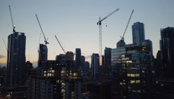 Минстрой: зарплаты строителей в крупных и малых городах неравномерны