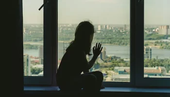 Детский омбудсмен умоляет родителей установить защиту на окна