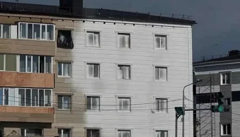 Жителям многоэтажки в Костанае закрасили окна во время ремонта фасада