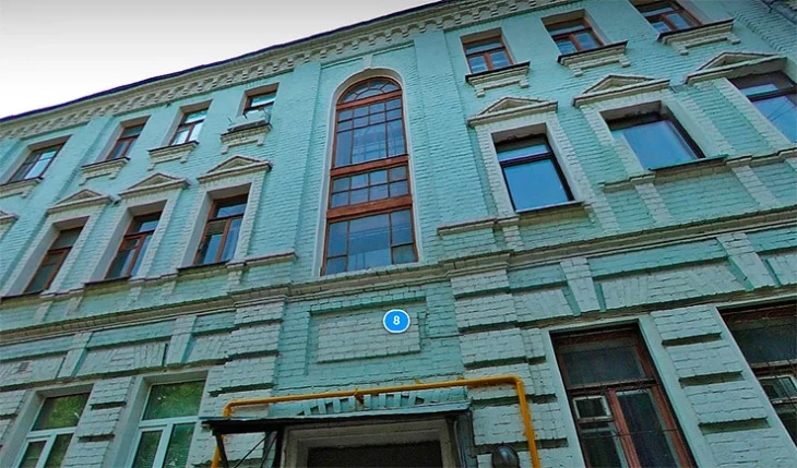 В столице отремонтировали уникальные дома с витражными окнами