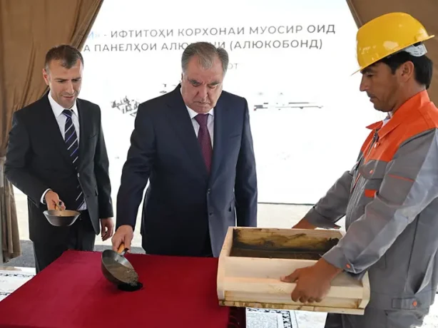 Президент Таджикистана заложил камень в фундамент строительства завода по производству окон
