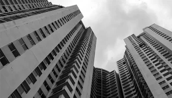 Житель Челябинска погиб при остеклении балкона