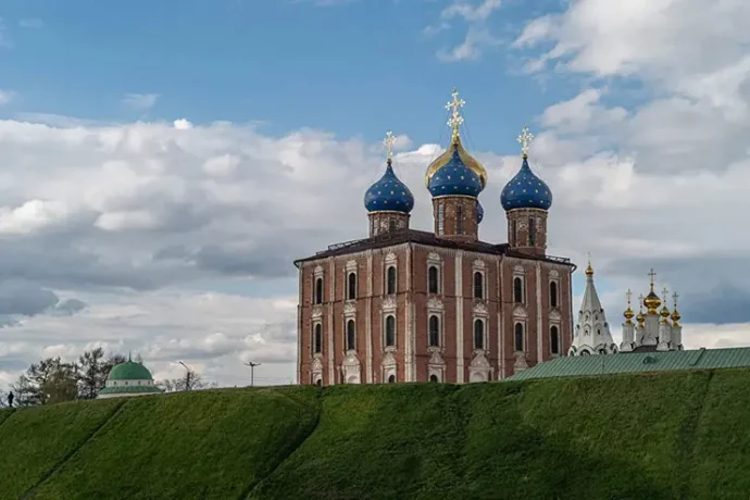 Минкультуры ищет подрядчика для замены окон и витражей Успенского собора в Рязанском кремле