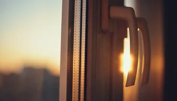 Пожарный эксперт заявил, что зеркальные откосы на окнах могут вызвать возгорание