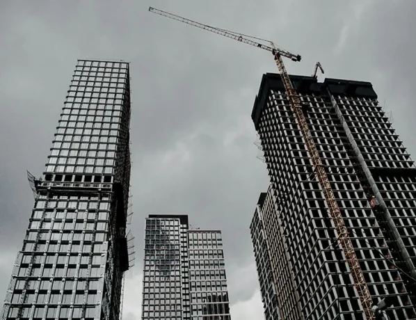 Названы города, лидирующие по сокращению объёма строительства нового жилья