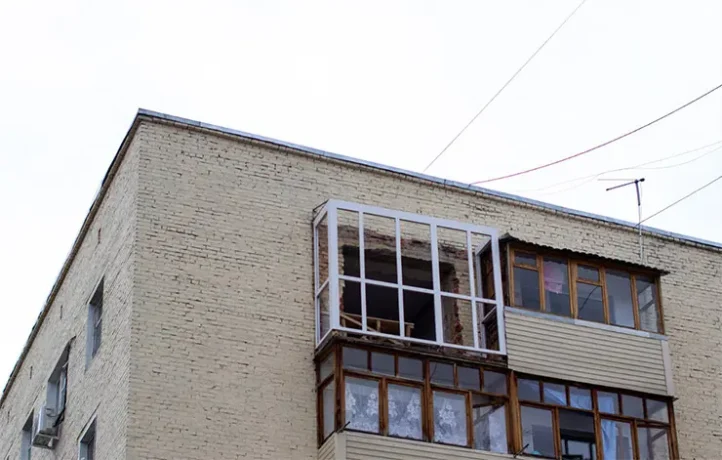 В Госдуме прокомментировали запрет КС на остекление балкона без согласия соседей