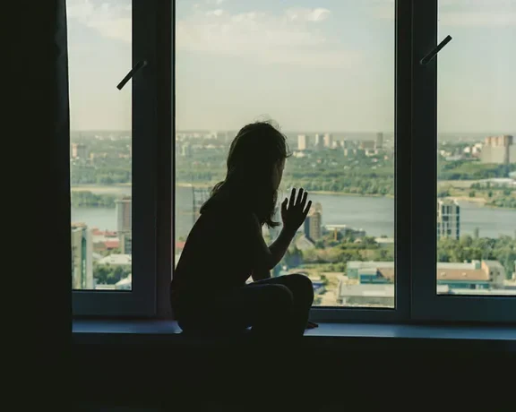 Детский омбудсмен умоляет родителей установить защиту на окна