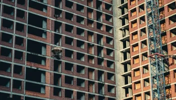 К покупателям нового жилья в Петербурге вернулся страх «недостроев»