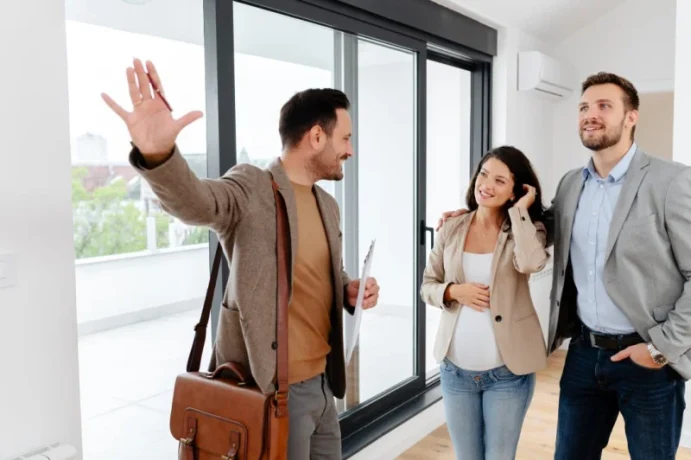 Россияне чаще привлекают риелторов при сделках с новостройками на ранних стадиях строительства