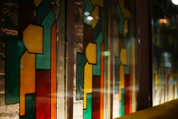 Смольный разрабатывает методику финансирования ремонта витражей в жилых домах