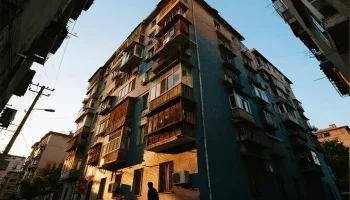 В Госдуме предложили перекрасить фасады хрущевок в позитивные цвета В Госдуме предложили перекрасить фасады хрущевок в позитивные цвета