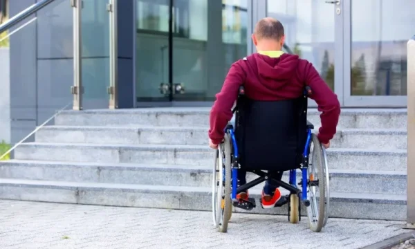 Большинство россиян считают свое жилье неадаптированным для людей с ограниченной подвижностью