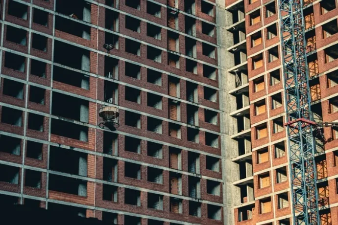 К покупателям нового жилья в Петербурге вернулся страх «недостроев»