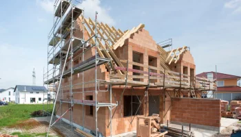 Газобетон и блоки дешевеют: почему сейчас выгодно строить дом