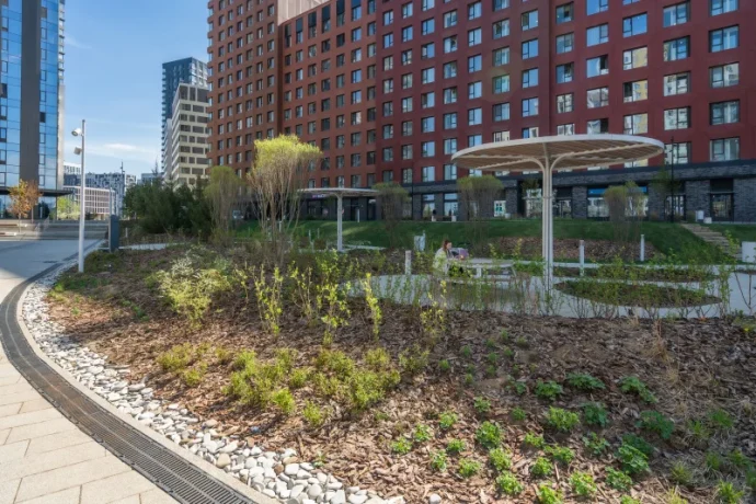 В жилом районе на Покровское-Стрешнево началось весеннее благоустройство