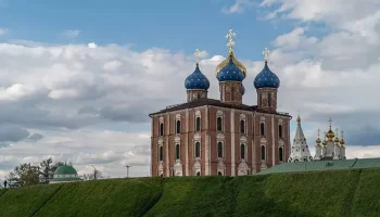 Минкультуры ищет подрядчика для замены окон и витражей Успенского собора в Рязанском кремле