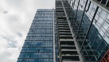 Прецедент: суд обязал жильца демонтировать кондиционер с остекления балкона