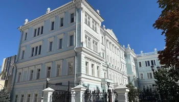 В Череповце бизнес обязали вернуть деревянные окна в исторических зданиях