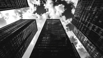 ЕРЗ.РФ: Доля брендов застройщиков, которые прекратили строить, превысила 60%