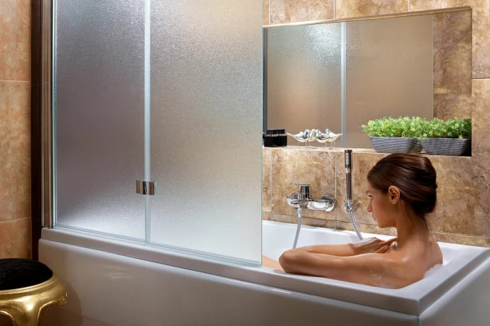 Преимущества стеклянных штор на ванну