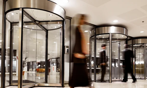 Преимущества заказа и установки револьверных дверей