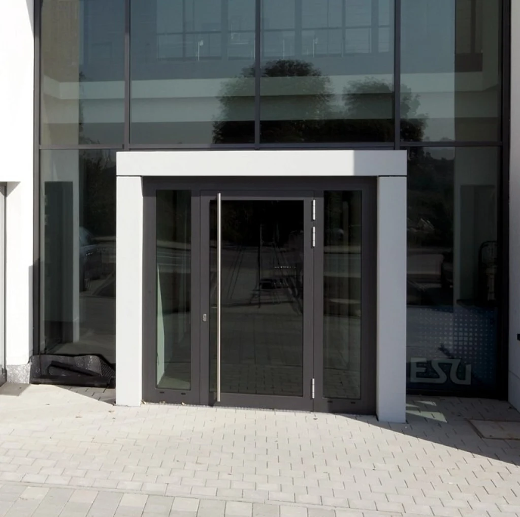 Алюминиевые двери от оконной компании Народные окна