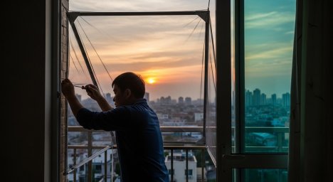 Современные материалы для остекления: преимущества использования полотна антипыль в москитных сетках для защиты от уличной пыли и аллергенов