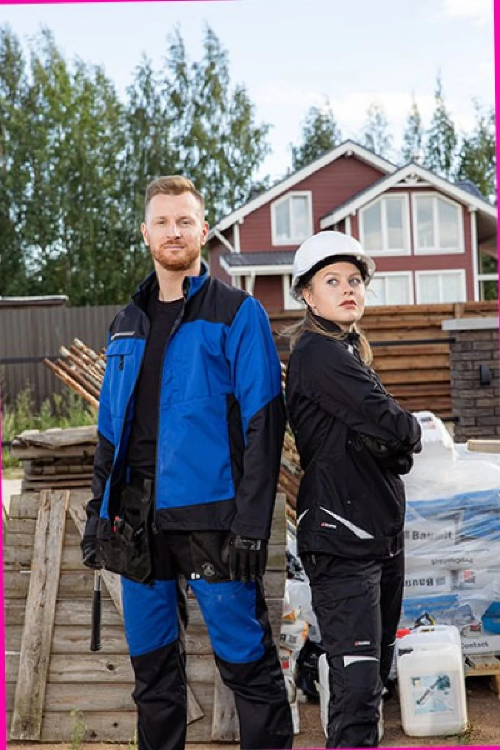 Сварщик в термостойкой спецодежде на производстве