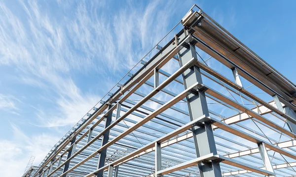 Выбор материалов для ограждающих конструкций промышленных зданий: ключевые критерии от экспертов БергСтрой