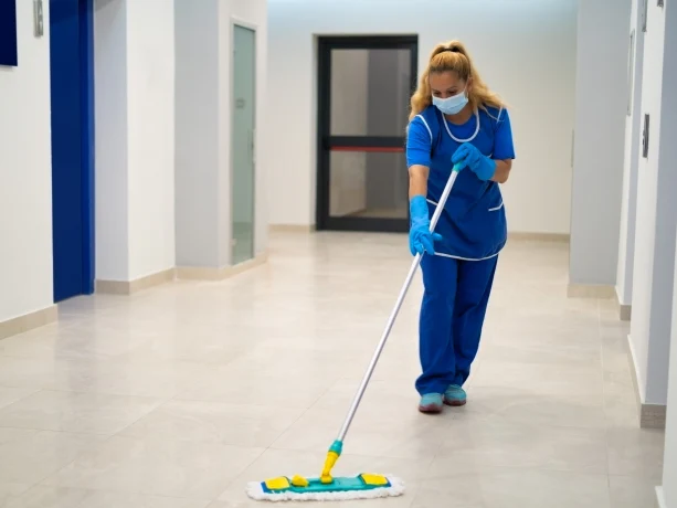 Спецодежда для уборщиц служебных помещений: что важно учитывать