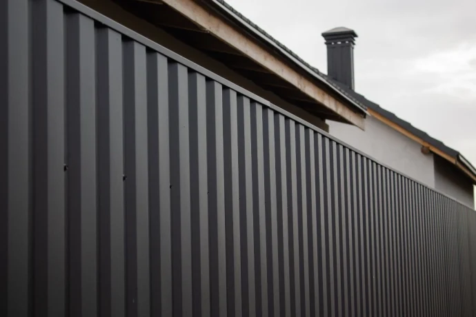 Профлист серый (графит): стиль, надежность и практичность для любого объекта