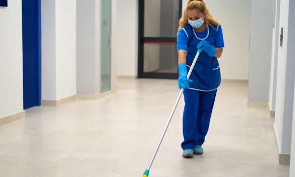 Спецодежда для уборщиц служебных помещений: что важно учитывать