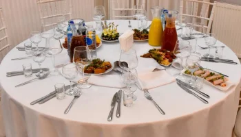 Как выбрать банкетные столы, которые выдержат любое торжество: 5 ключевых критериев