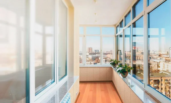 Современное остекление балконов: технологии, материалы и критерии выбора