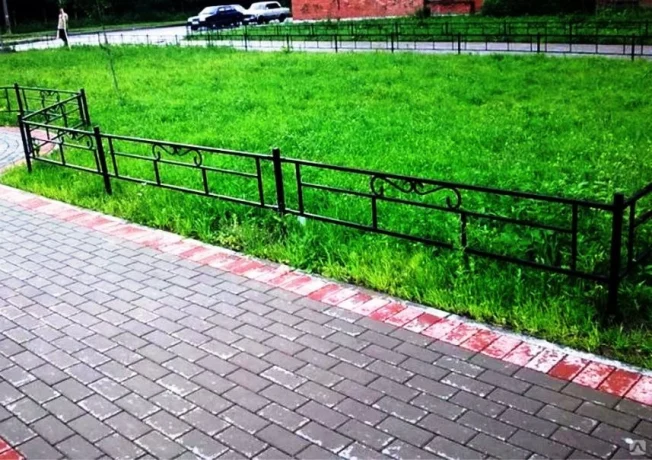 Необычное украшение газона