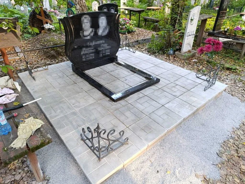 На камне не паспортное фото, а то изображение, которое вызывает самые тёплые воспоминания