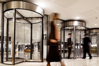 Преимущества заказа и установки револьверных дверей