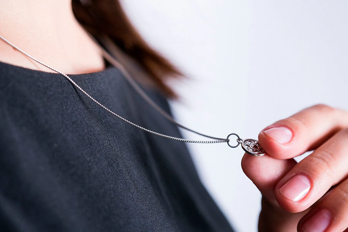 Женские серебряные цепочки: преимущества благородного металла