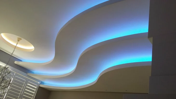 Использование многоуровневых натяжных потолков с подсветкой в квартире