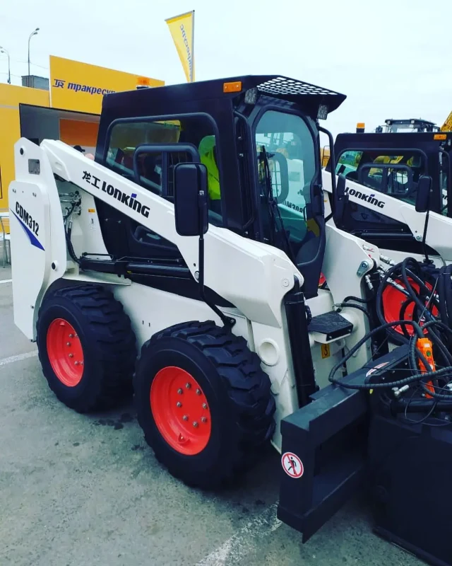 Мини-погрузчик Lonking CDM312: компактная мощь для современных строительных задач