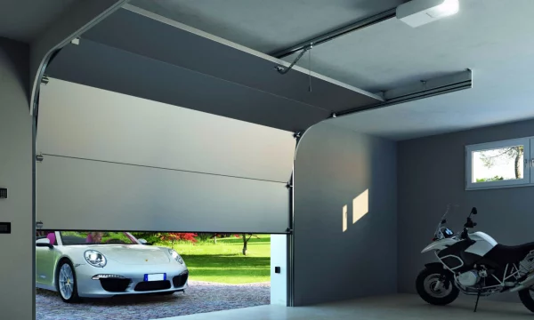 Выбираем автоматические ворота для гаража - секционные или роллетные?