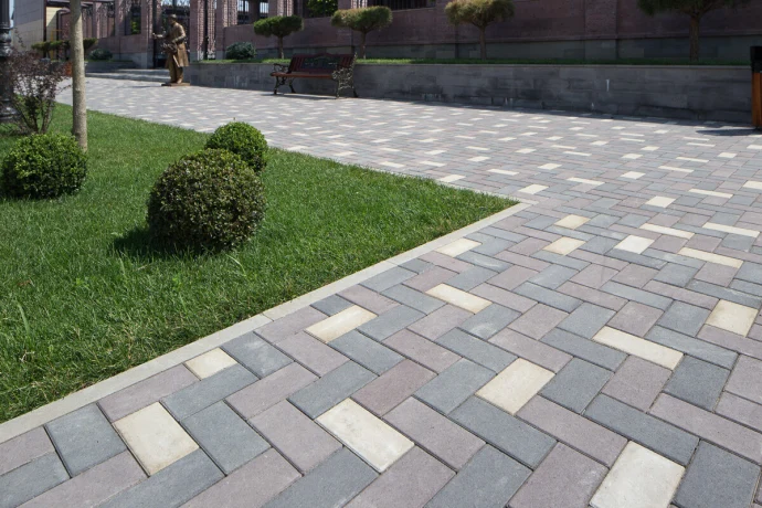 Тротуарная плитка и брусчатка: особенности, виды и технология укладки Тротуарная плитка и брусчатка: особенности, виды и технология укладки