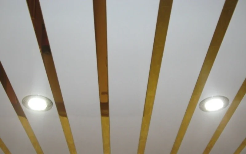 Подвесные реечные потолки в квартире: плюсы, минусы и когда они действительно оправданы Подвесные реечные потолки в квартире: плюсы, минусы и когда они действительно оправданы